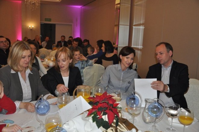 Hotel Korona: Spotkanie mikołajkowe dla dzieci z domu dziecka [9.XII.2011] - zdjęcie #5 - eOstroleka.pl