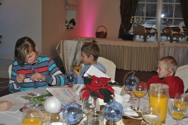 Hotel Korona: Spotkanie mikołajkowe dla dzieci z domu dziecka [9.XII.2011] - zdjęcie #24 - eOstroleka.pl