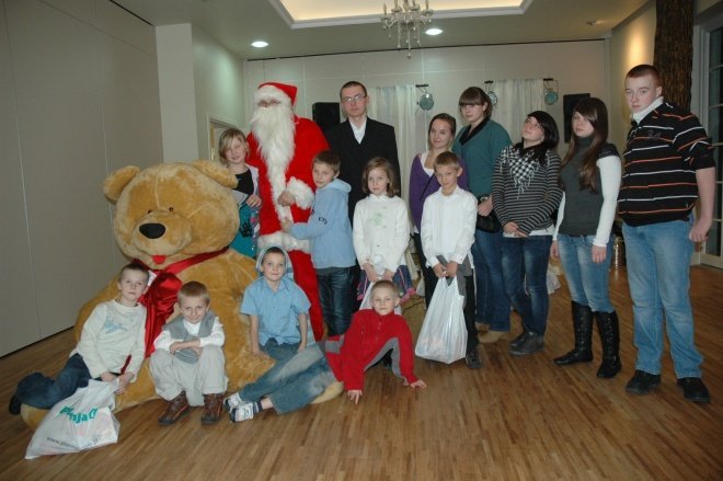 Hotel Korona: Spotkanie mikołajkowe dla dzieci z domu dziecka [9.XII.2011] - zdjęcie #26 - eOstroleka.pl