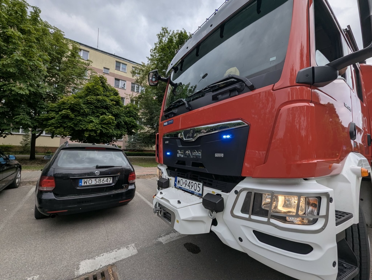 Akcja ratunkowa w bloku przy Jaracza w Ostrołęce [01.06.2026] - zdjęcie #5 - eOstroleka.pl