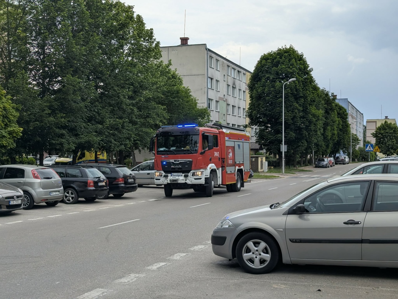 Akcja ratunkowa w bloku przy Jaracza w Ostrołęce [01.06.2026] - zdjęcie #3 - eOstroleka.pl