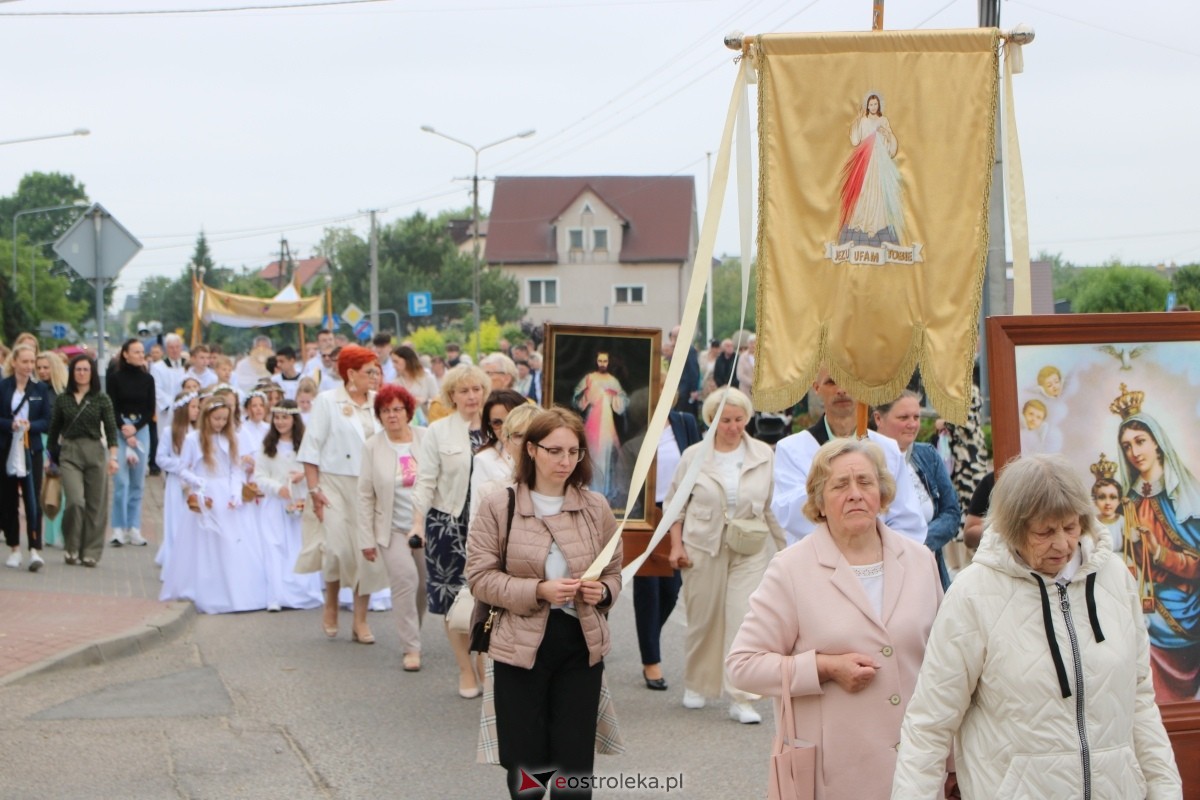 Procesja Bożego Ciała w parafii pw. NMP Królowej Rodzin [4.06.2026] - zdjęcie #54 - eOstroleka.pl