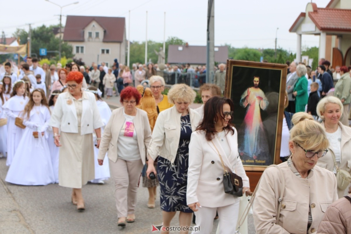 Procesja Bożego Ciała w parafii pw. NMP Królowej Rodzin [4.06.2026] - zdjęcie #51 - eOstroleka.pl