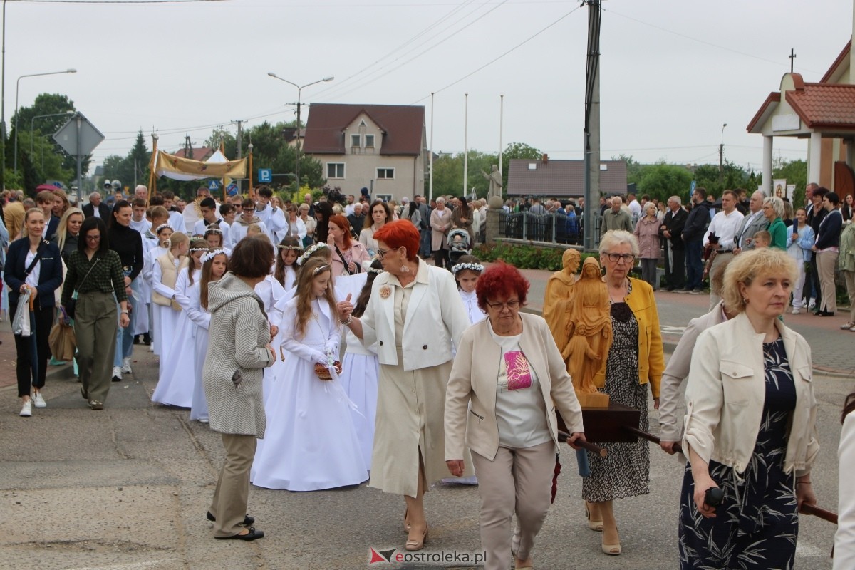 Procesja Bożego Ciała w parafii pw. NMP Królowej Rodzin [4.06.2026] - zdjęcie #49 - eOstroleka.pl