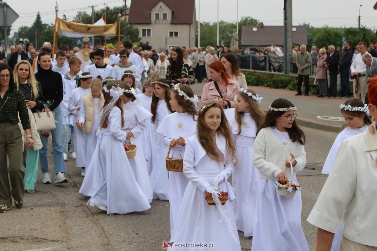 Procesja Bożego Ciała w parafii pw. NMP Królowej Rodzin [4.06.2026] - zdjęcie #45 - eOstroleka.pl