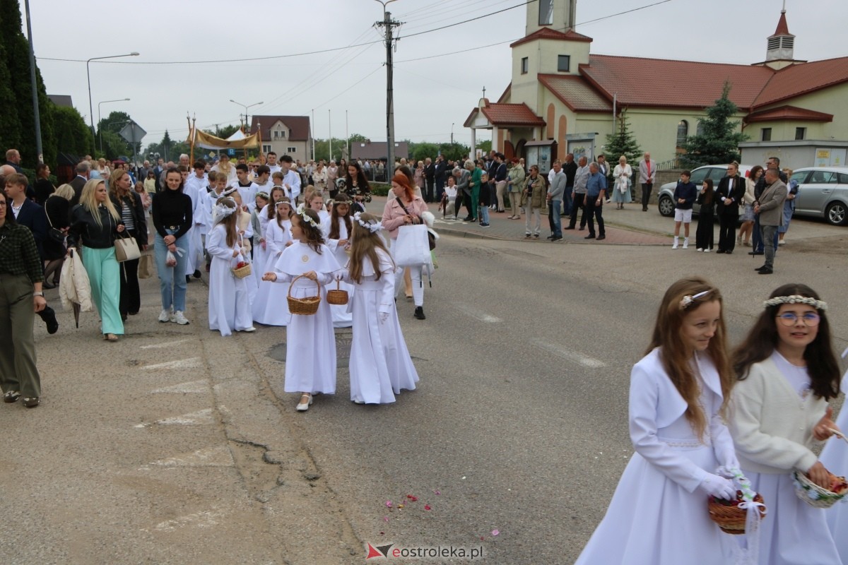 Procesja Bożego Ciała w parafii pw. NMP Królowej Rodzin [4.06.2026] - zdjęcie #40 - eOstroleka.pl