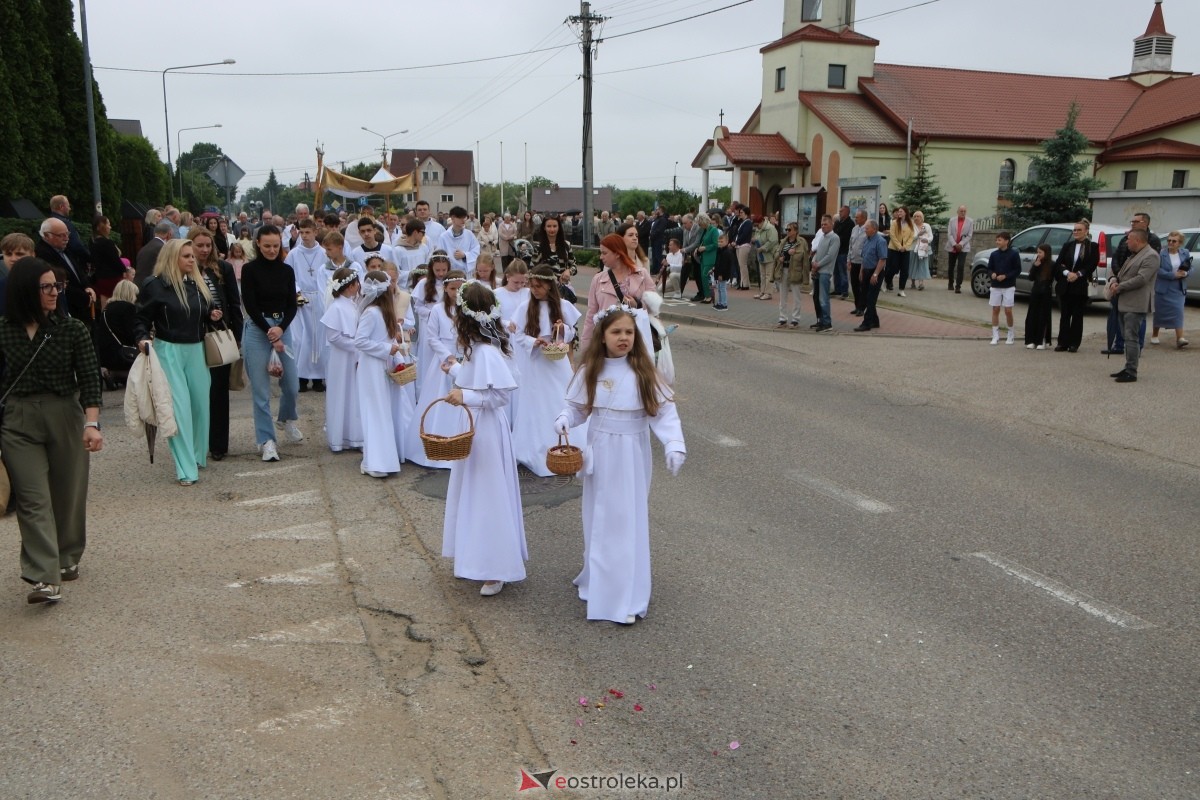 Procesja Bożego Ciała w parafii pw. NMP Królowej Rodzin [4.06.2026] - zdjęcie #39 - eOstroleka.pl