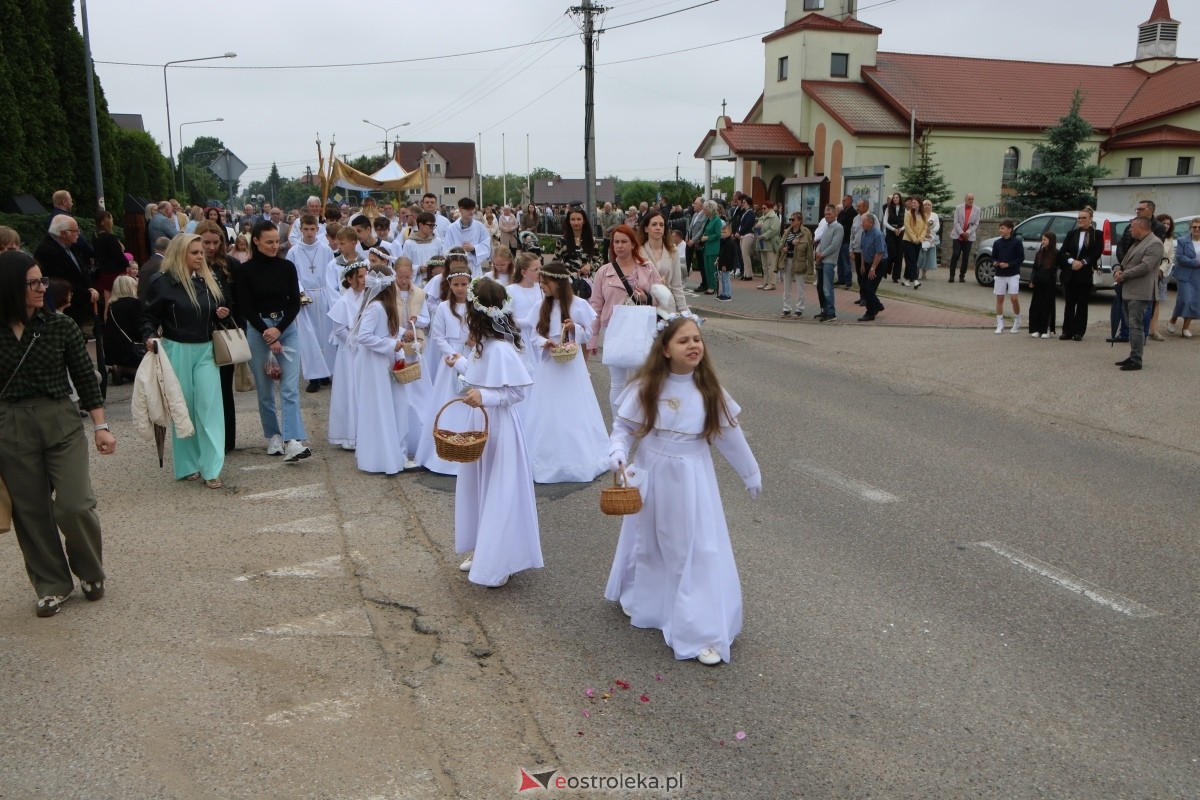 Procesja Bożego Ciała w parafii pw. NMP Królowej Rodzin [4.06.2026] - zdjęcie #38 - eOstroleka.pl