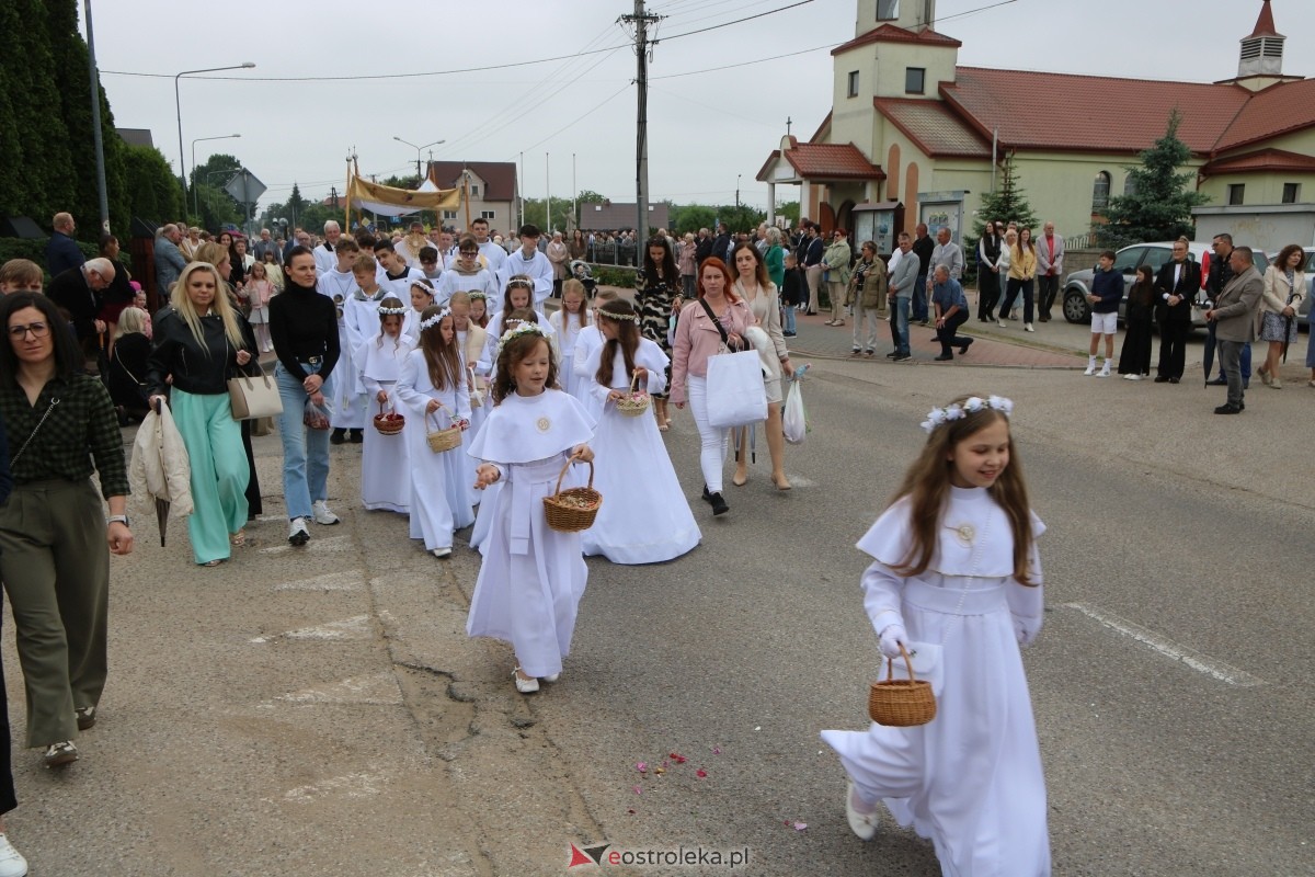 Procesja Bożego Ciała w parafii pw. NMP Królowej Rodzin [4.06.2026] - zdjęcie #37 - eOstroleka.pl