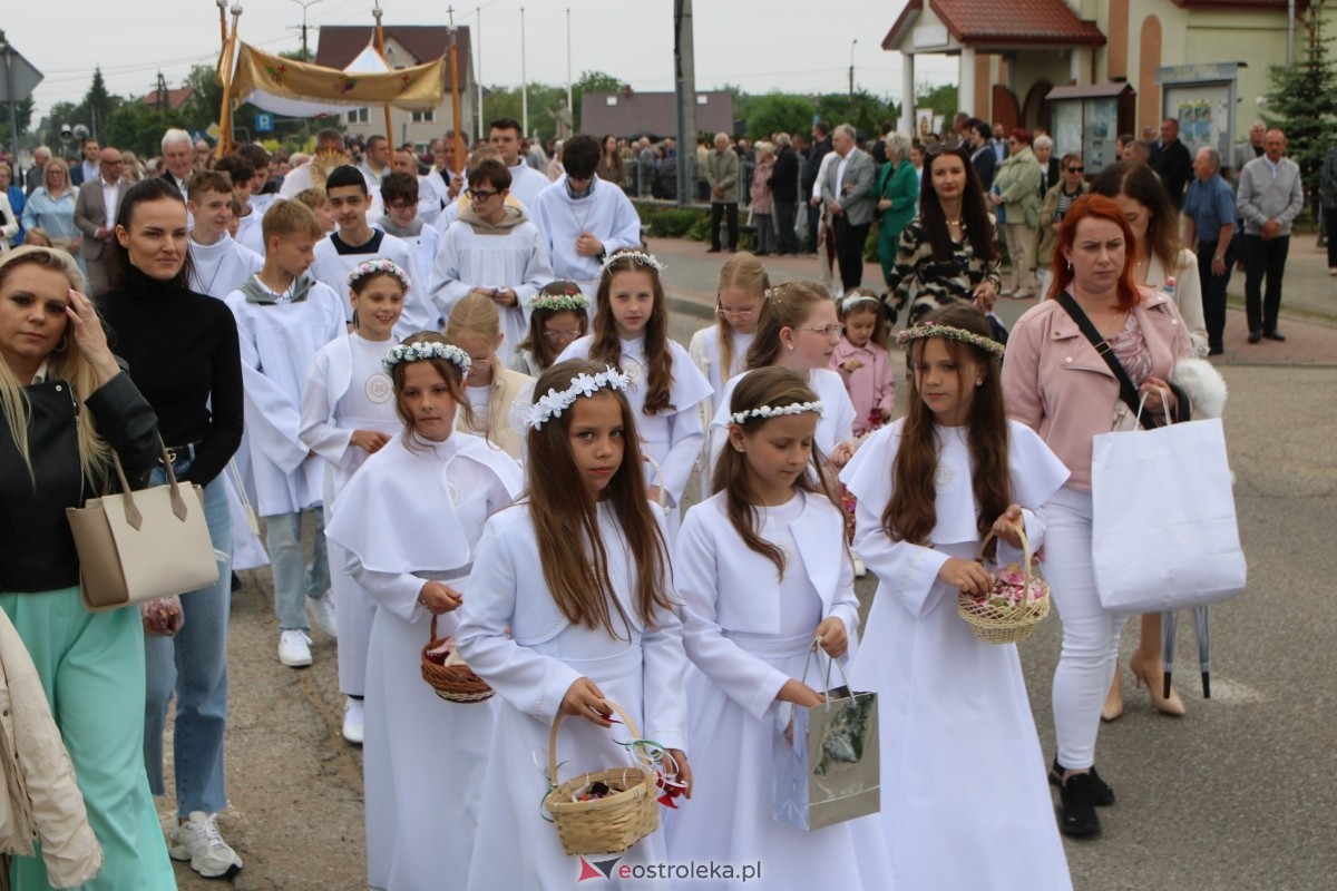 Procesja Bożego Ciała w parafii pw. NMP Królowej Rodzin [4.06.2026] - zdjęcie #34 - eOstroleka.pl