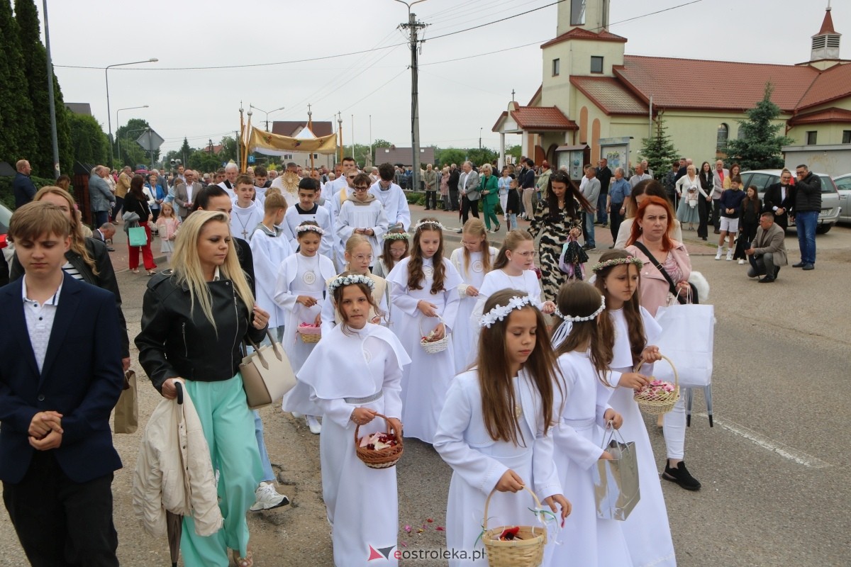 Procesja Bożego Ciała w parafii pw. NMP Królowej Rodzin [4.06.2026] - zdjęcie #33 - eOstroleka.pl