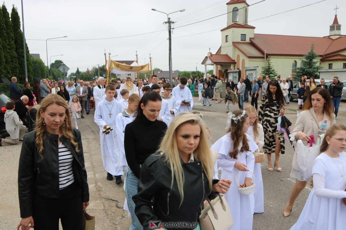Procesja Bożego Ciała w parafii pw. NMP Królowej Rodzin [4.06.2026] - zdjęcie #32 - eOstroleka.pl