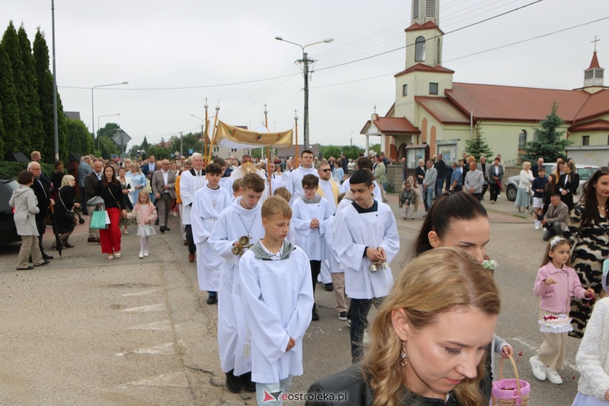Procesja Bożego Ciała w parafii pw. NMP Królowej Rodzin [4.06.2026] - zdjęcie #31 - eOstroleka.pl