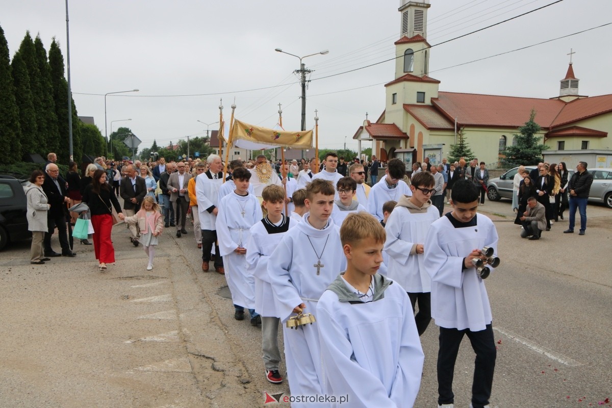 Procesja Bożego Ciała w parafii pw. NMP Królowej Rodzin [4.06.2026] - zdjęcie #30 - eOstroleka.pl