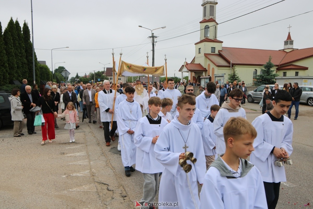 Procesja Bożego Ciała w parafii pw. NMP Królowej Rodzin [4.06.2026] - zdjęcie #29 - eOstroleka.pl