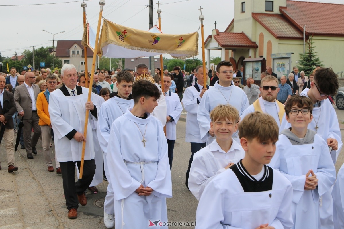Procesja Bożego Ciała w parafii pw. NMP Królowej Rodzin [4.06.2026] - zdjęcie #27 - eOstroleka.pl