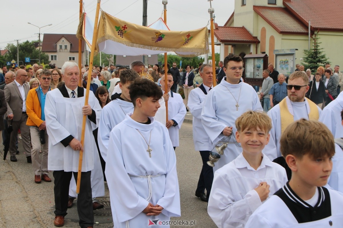 Procesja Bożego Ciała w parafii pw. NMP Królowej Rodzin [4.06.2026] - zdjęcie #26 - eOstroleka.pl