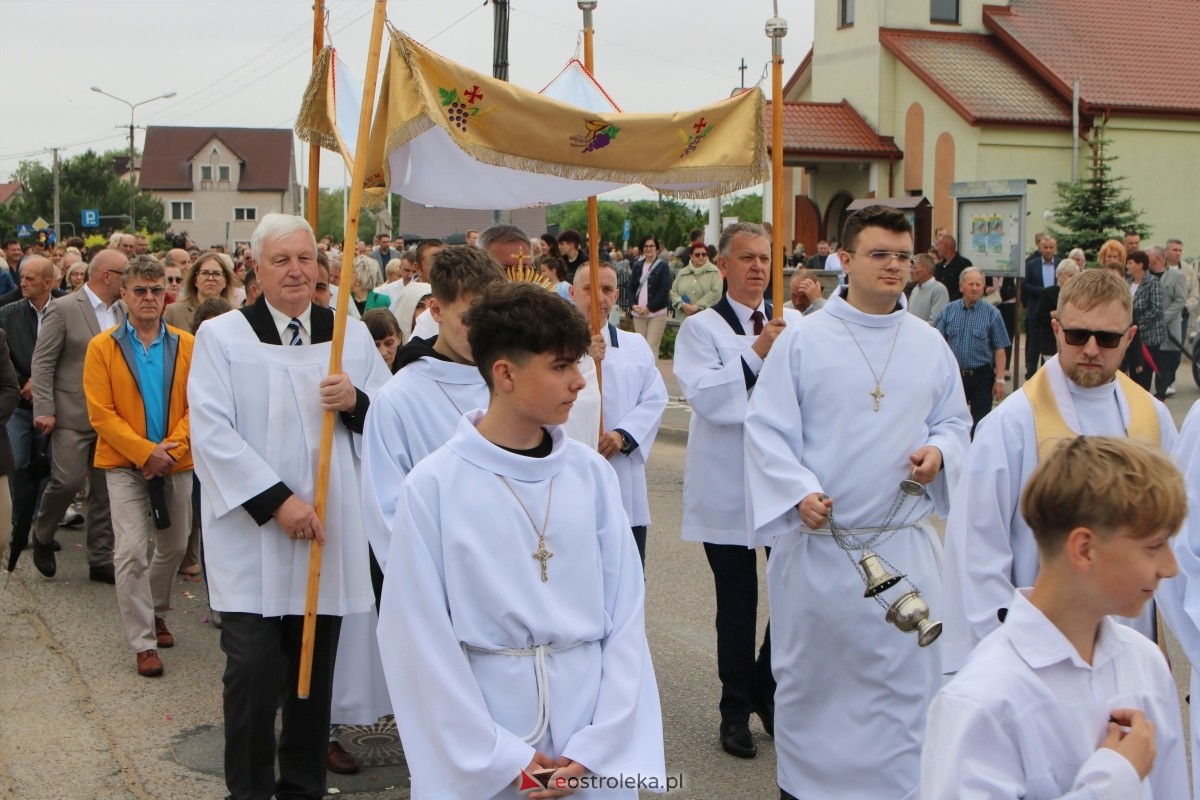 Procesja Bożego Ciała w parafii pw. NMP Królowej Rodzin [4.06.2026] - zdjęcie #25 - eOstroleka.pl