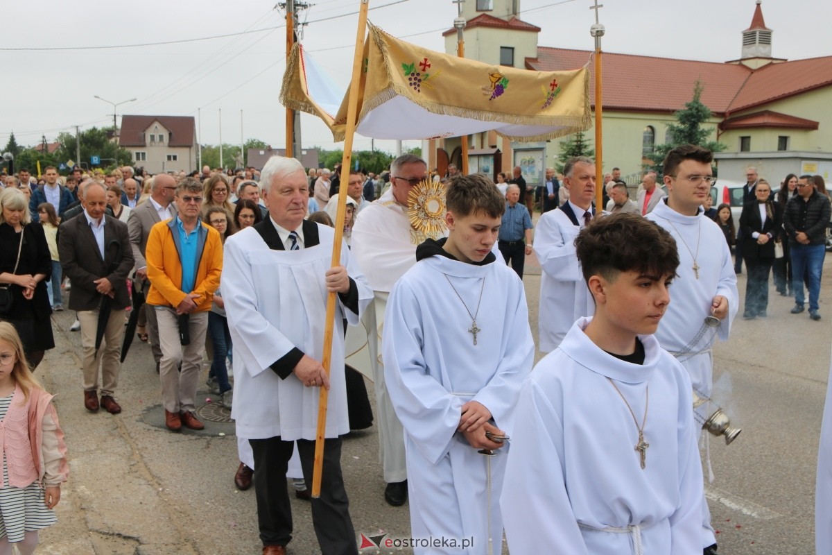 Procesja Bożego Ciała w parafii pw. NMP Królowej Rodzin [4.06.2026] - zdjęcie #24 - eOstroleka.pl