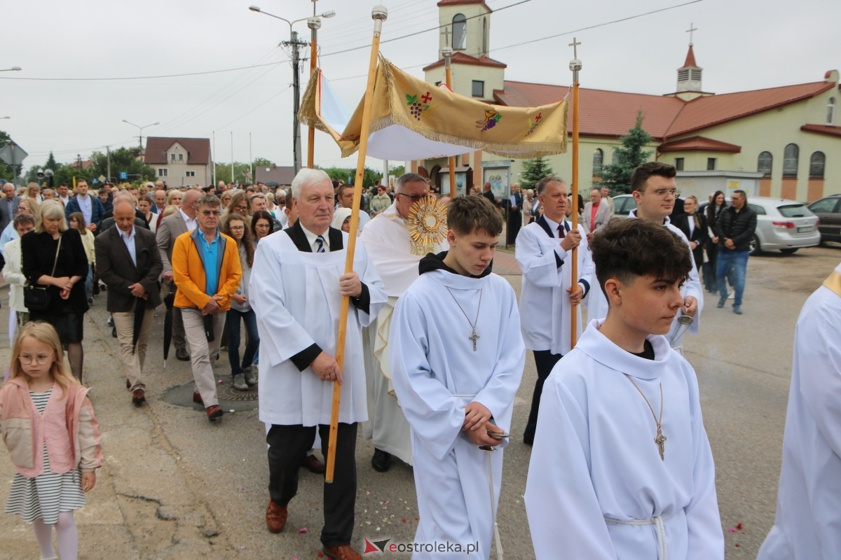 Procesja Bożego Ciała w parafii pw. NMP Królowej Rodzin [4.06.2026] - zdjęcie #23 - eOstroleka.pl