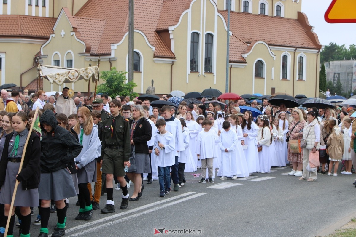 Uroczysta procesja Bożego Ciała w parafii pw. św. Franciszka z Asyżu [4.06.2026] - zdjęcie #36 - eOstroleka.pl