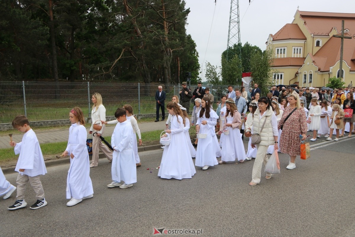 Uroczysta procesja Bożego Ciała w parafii pw. św. Franciszka z Asyżu [4.06.2026] - zdjęcie #33 - eOstroleka.pl