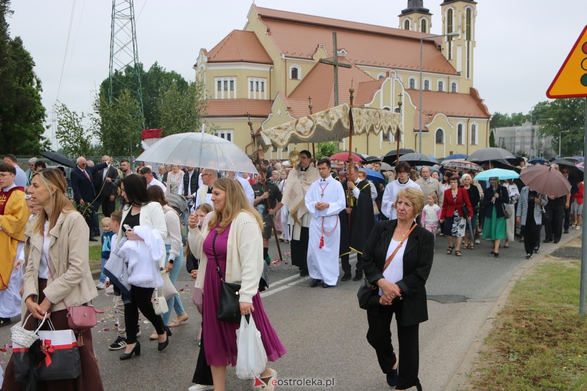 Uroczysta procesja Bożego Ciała w parafii pw. św. Franciszka z Asyżu [4.06.2026] - zdjęcie #24 - eOstroleka.pl