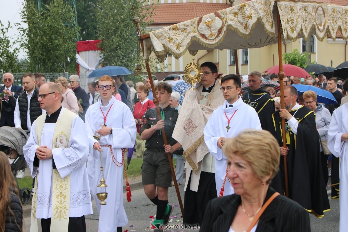Uroczysta procesja Bożego Ciała w parafii pw. św. Franciszka z Asyżu [4.06.2026] - zdjęcie #22 - eOstroleka.pl