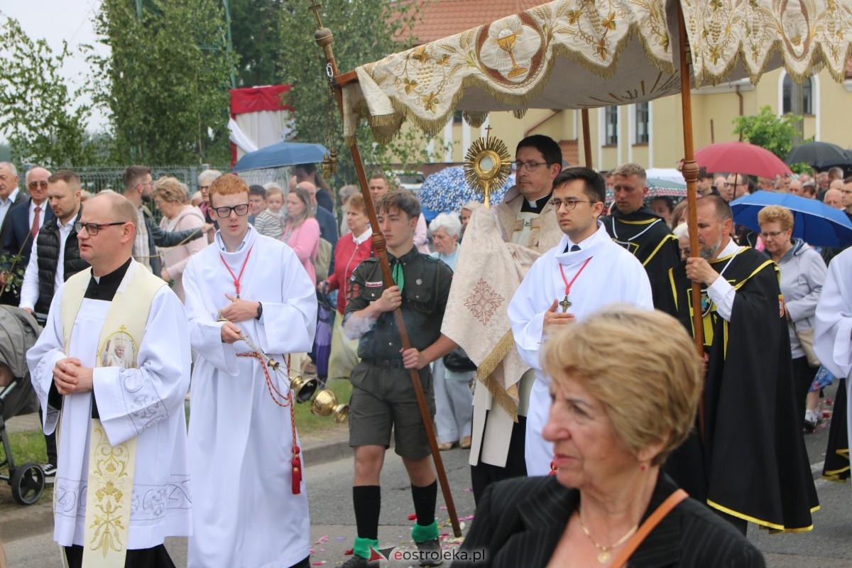 Uroczysta procesja Bożego Ciała w parafii pw. św. Franciszka z Asyżu [4.06.2026] - zdjęcie #21 - eOstroleka.pl