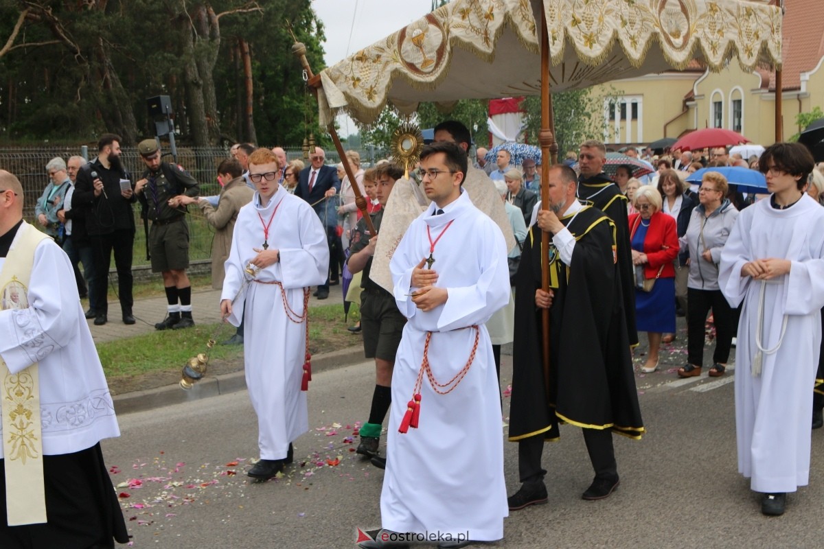 Uroczysta procesja Bożego Ciała w parafii pw. św. Franciszka z Asyżu [4.06.2026] - zdjęcie #18 - eOstroleka.pl