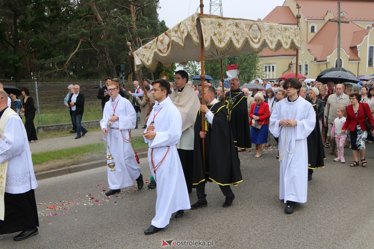 Uroczysta procesja Bożego Ciała w parafii pw. św. Franciszka z Asyżu [4.06.2026] - zdjęcie #17 - eOstroleka.pl