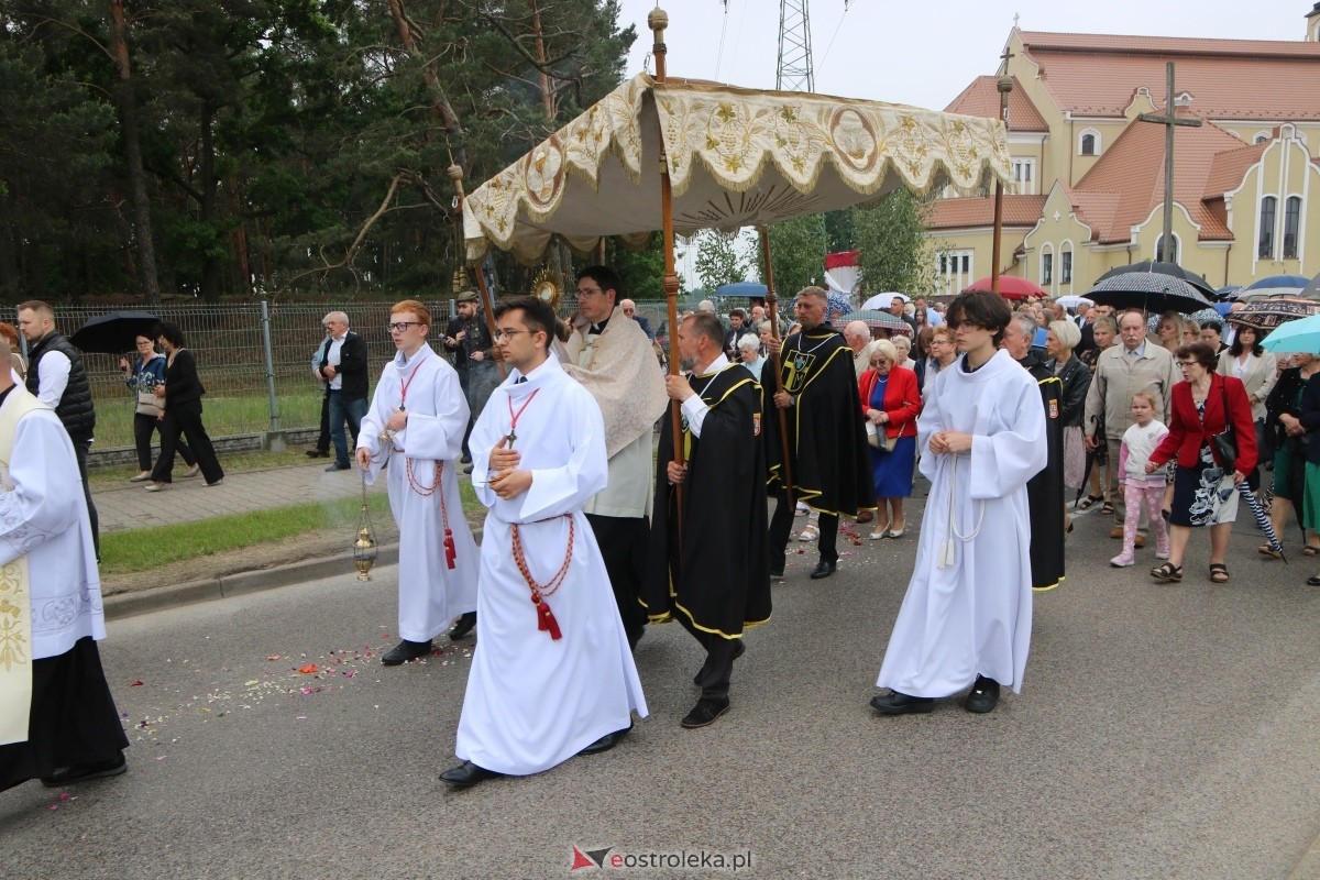 Uroczysta procesja Bożego Ciała w parafii pw. św. Franciszka z Asyżu [4.06.2026] - zdjęcie #16 - eOstroleka.pl