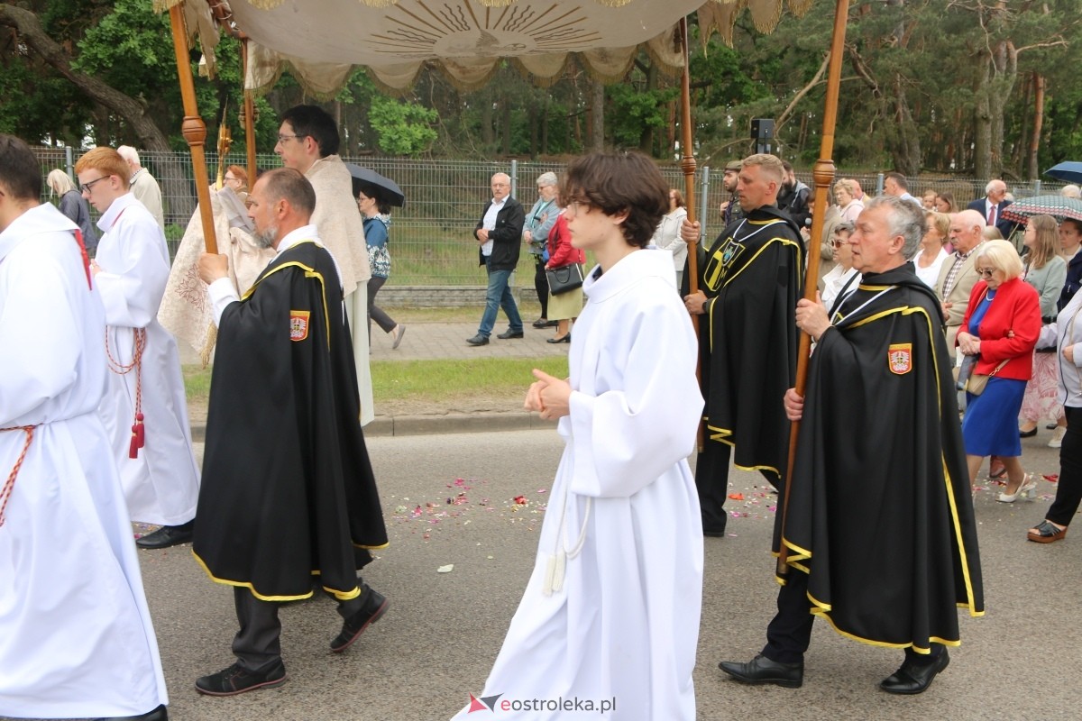 Uroczysta procesja Bożego Ciała w parafii pw. św. Franciszka z Asyżu [4.06.2026] - zdjęcie #15 - eOstroleka.pl