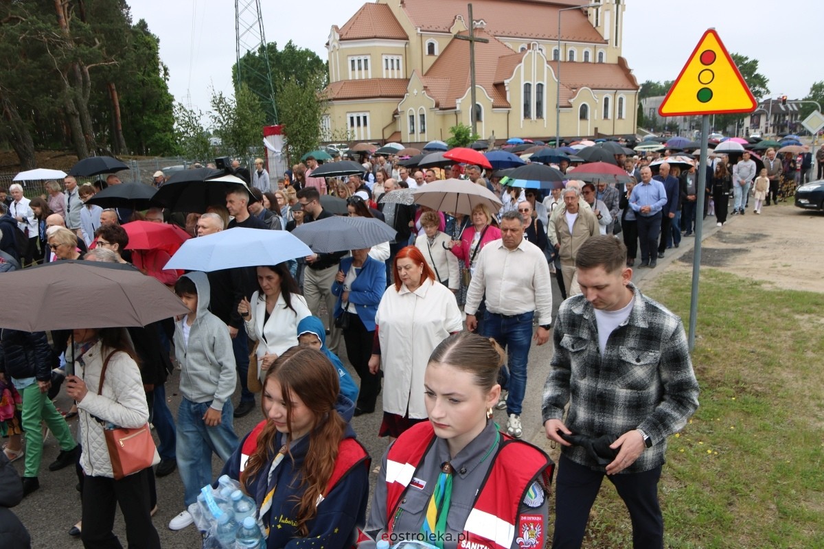 Uroczysta procesja Bożego Ciała w parafii pw. św. Franciszka z Asyżu [4.06.2026] - zdjęcie #1 - eOstroleka.pl
