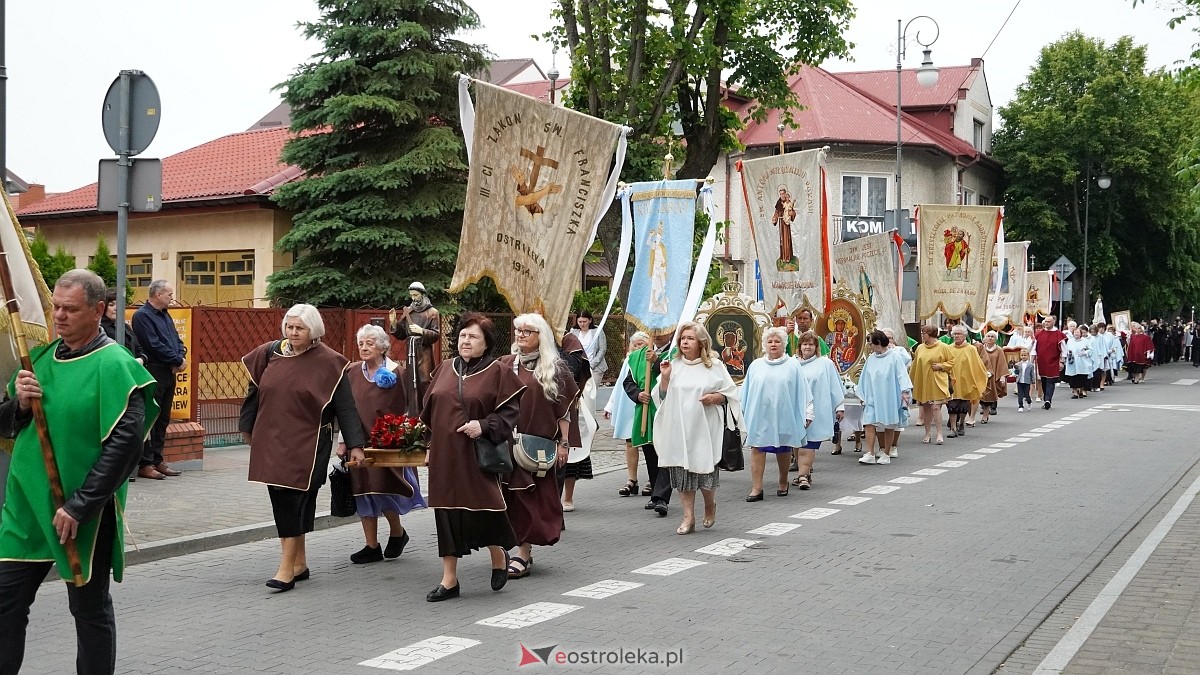 Procesja Bożego Ciała w sanktuarium pw. św. Antoniego Padewskiego w Ostrołęce [04.06.2026] - zdjęcie #165 - eOstroleka.pl