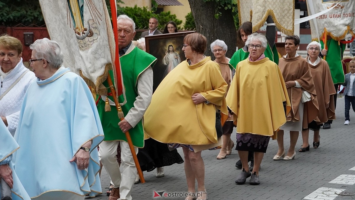 Procesja Bożego Ciała w sanktuarium pw. św. Antoniego Padewskiego w Ostrołęce [04.06.2026] - zdjęcie #160 - eOstroleka.pl