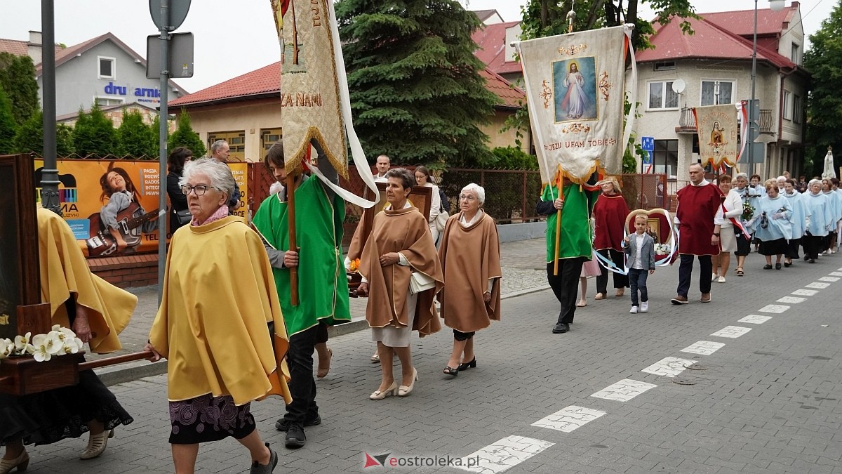 Procesja Bożego Ciała w sanktuarium pw. św. Antoniego Padewskiego w Ostrołęce [04.06.2026] - zdjęcie #158 - eOstroleka.pl