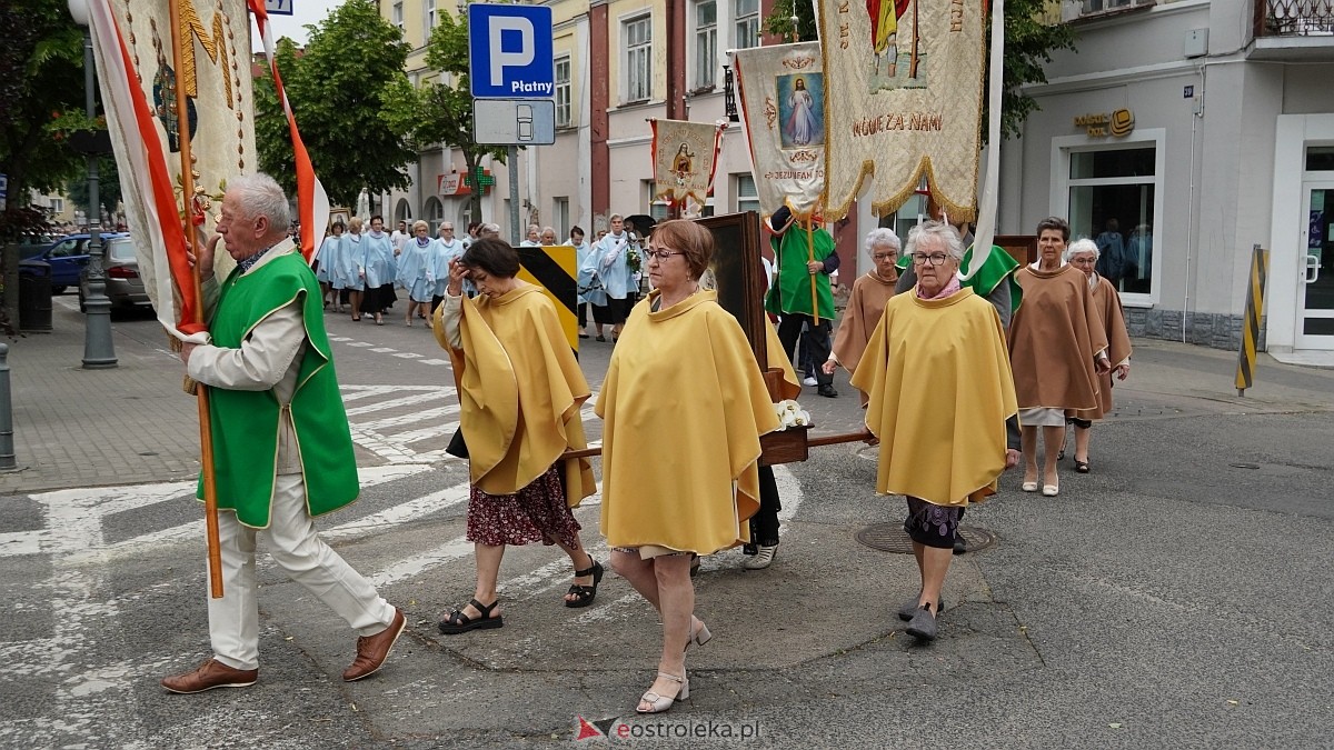 Procesja Bożego Ciała w sanktuarium pw. św. Antoniego Padewskiego w Ostrołęce [04.06.2026] - zdjęcie #111 - eOstroleka.pl