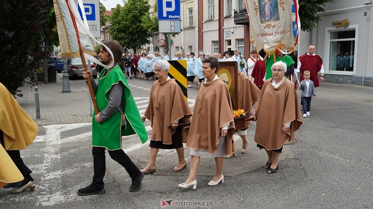 Procesja Bożego Ciała w sanktuarium pw. św. Antoniego Padewskiego w Ostrołęce [04.06.2026] - zdjęcie #109 - eOstroleka.pl