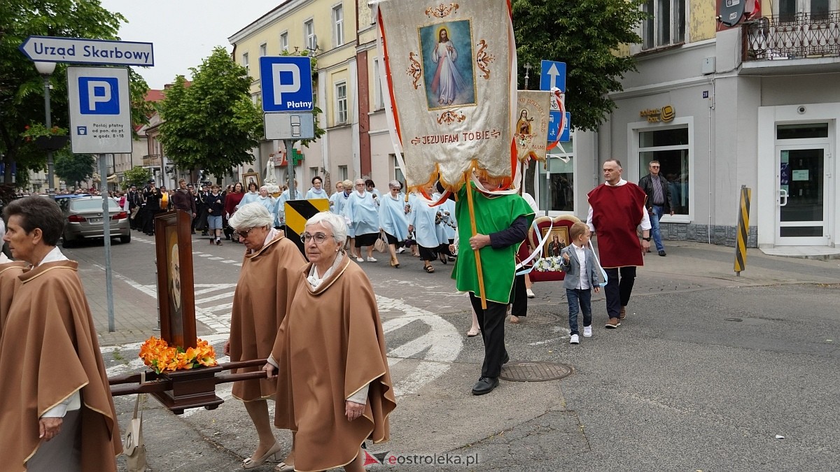 Procesja Bożego Ciała w sanktuarium pw. św. Antoniego Padewskiego w Ostrołęce [04.06.2026] - zdjęcie #108 - eOstroleka.pl