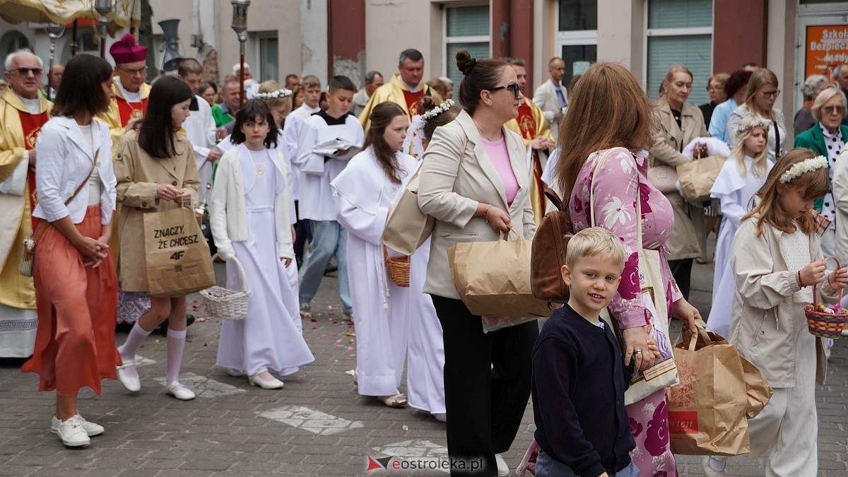 Procesja Bożego Ciała w sanktuarium pw. św. Antoniego Padewskiego w Ostrołęce [04.06.2026] - zdjęcie #95 - eOstroleka.pl