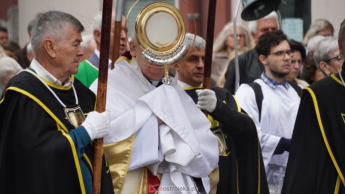 Procesja Bożego Ciała w sanktuarium pw. św. Antoniego Padewskiego w Ostrołęce [04.06.2026] - zdjęcie #93 - eOstroleka.pl