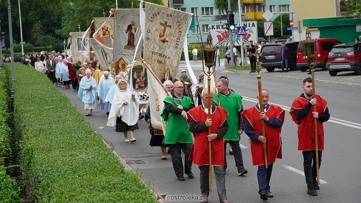 Procesja Bożego Ciała w sanktuarium pw. św. Antoniego Padewskiego w Ostrołęce [04.06.2026] - zdjęcie #71 - eOstroleka.pl