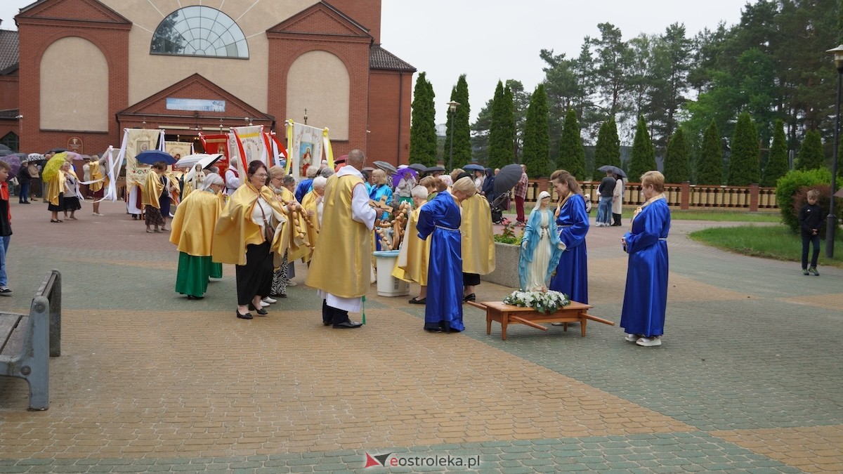 Procesja Bożego Ciała w parafii pw. Zbawiciela Świata w Ostrołęce [04.06.2026] - zdjęcie #52 - eOstroleka.pl