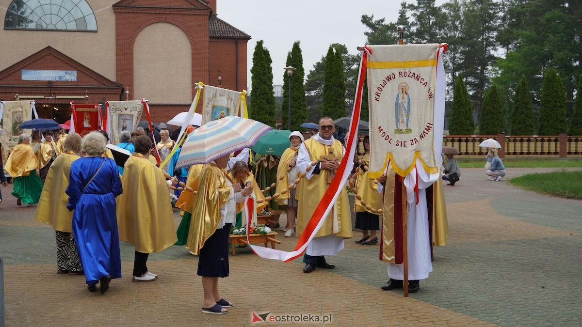 Procesja Bożego Ciała w parafii pw. Zbawiciela Świata w Ostrołęce [04.06.2026] - zdjęcie #51 - eOstroleka.pl