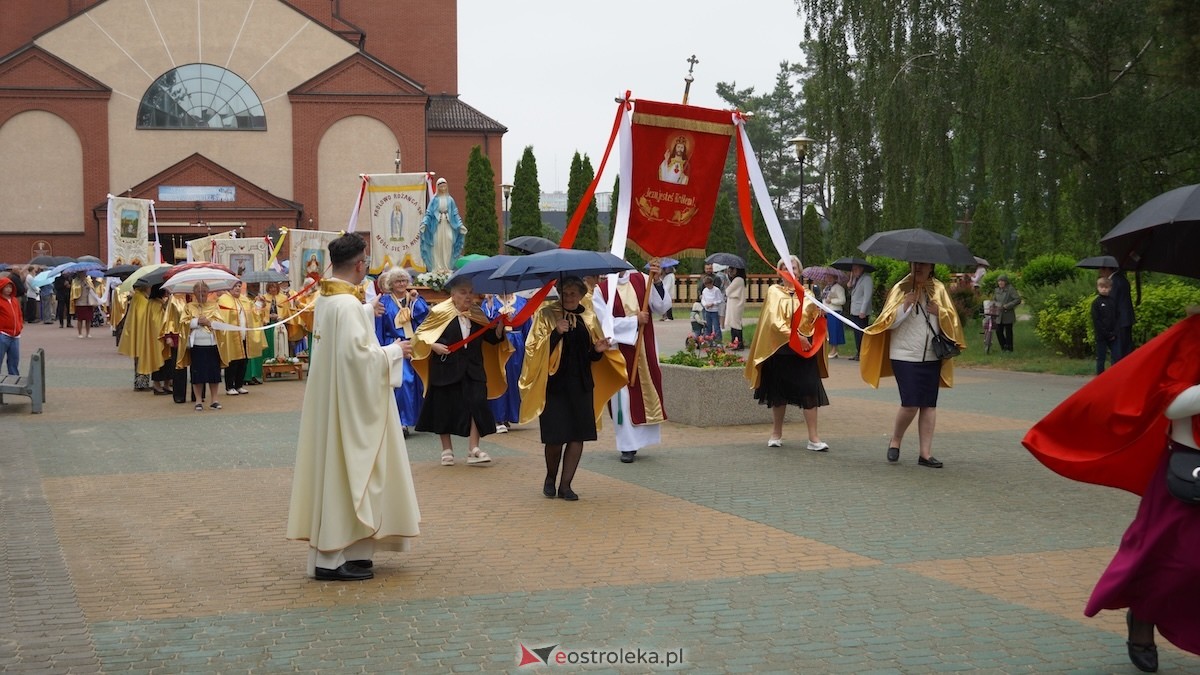 Procesja Bożego Ciała w parafii pw. Zbawiciela Świata w Ostrołęce [04.06.2026] - zdjęcie #47 - eOstroleka.pl