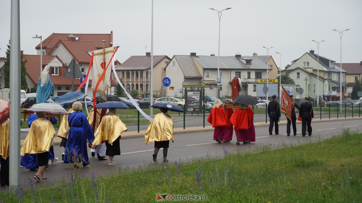 Procesja Bożego Ciała w parafii pw. Zbawiciela Świata w Ostrołęce [04.06.2026] - zdjęcie #46 - eOstroleka.pl