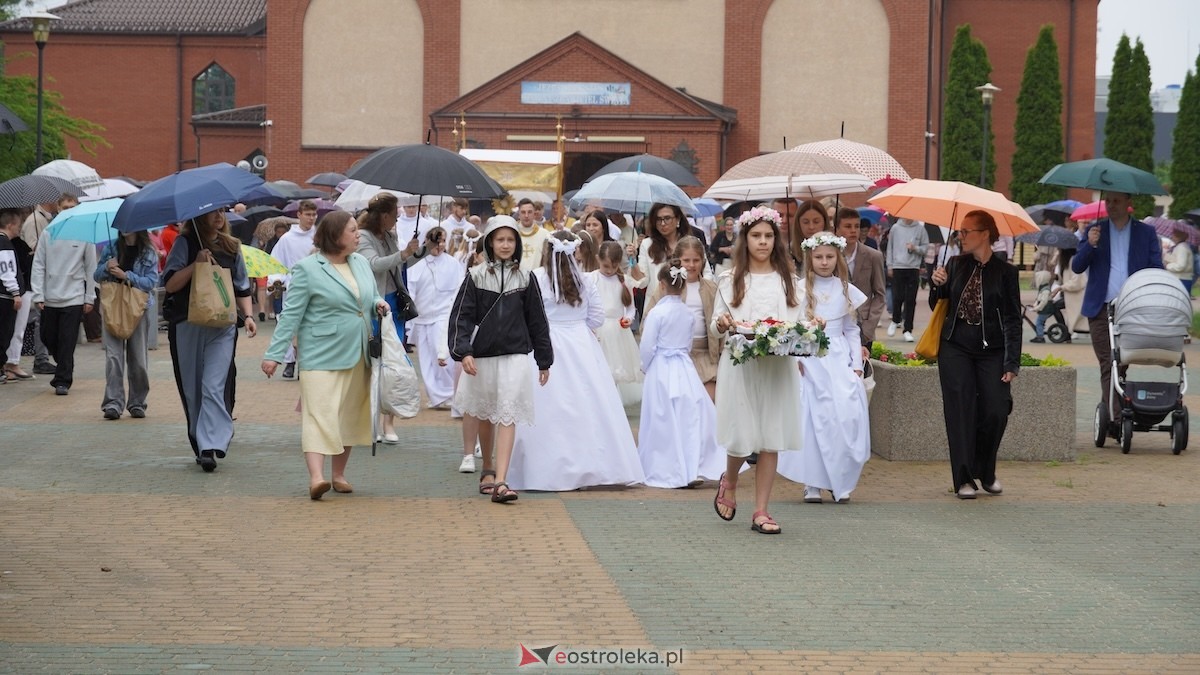 Procesja Bożego Ciała w parafii pw. Zbawiciela Świata w Ostrołęce [04.06.2026] - zdjęcie #42 - eOstroleka.pl