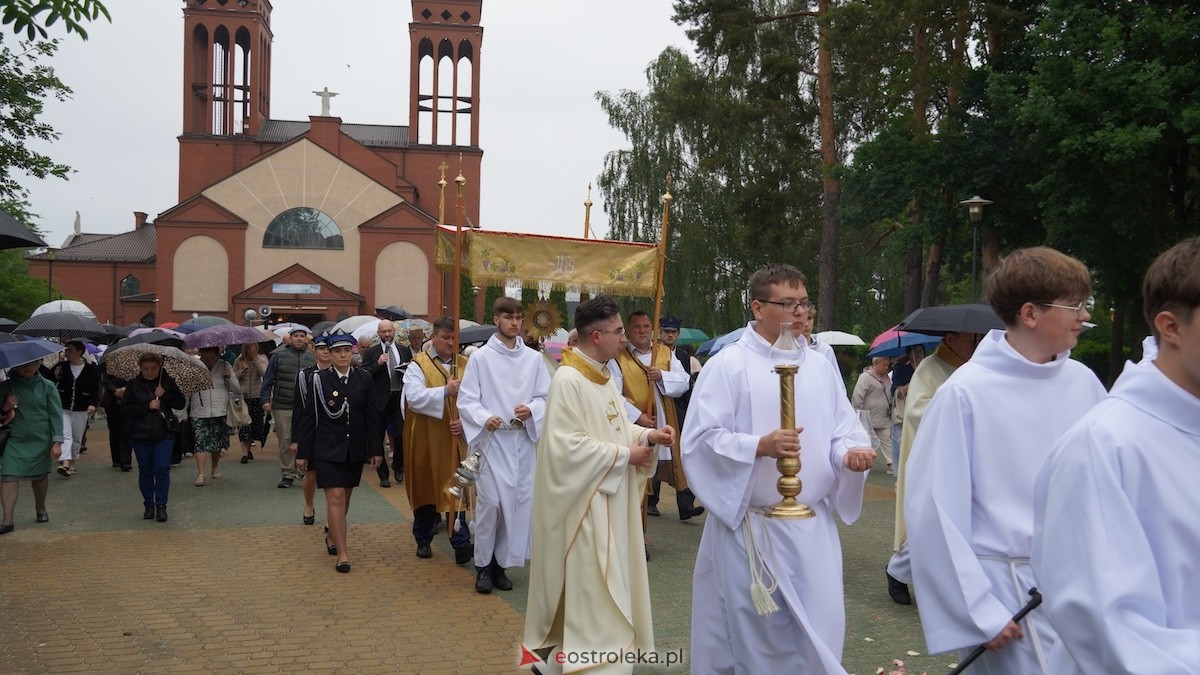 Procesja Bożego Ciała w parafii pw. Zbawiciela Świata w Ostrołęce [04.06.2026] - zdjęcie #41 - eOstroleka.pl