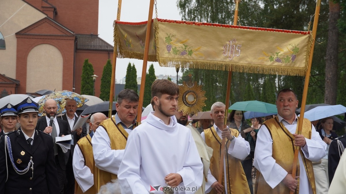 Procesja Bożego Ciała w parafii pw. Zbawiciela Świata w Ostrołęce [04.06.2026] - zdjęcie #40 - eOstroleka.pl